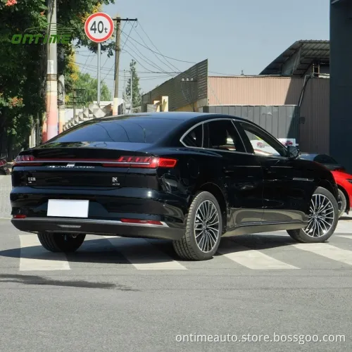 Berlina per auto sul tempo Berlina a benzina ibrida elettrica ecologicamente ecologica e conveniente per l&#39;uso domestico